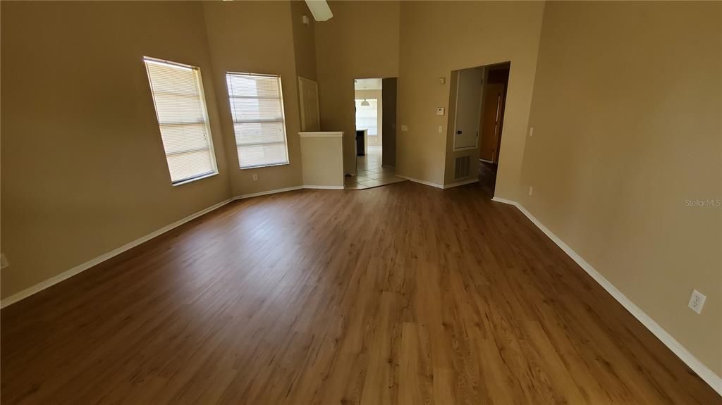 For Sale: $249,900 (2 beds, 2 baths, 1007 Square Feet)