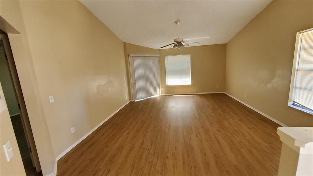 For Sale: $249,900 (2 beds, 2 baths, 1007 Square Feet)
