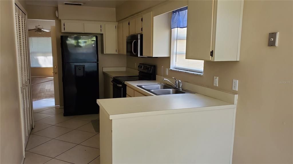 For Sale: $249,900 (2 beds, 2 baths, 1007 Square Feet)