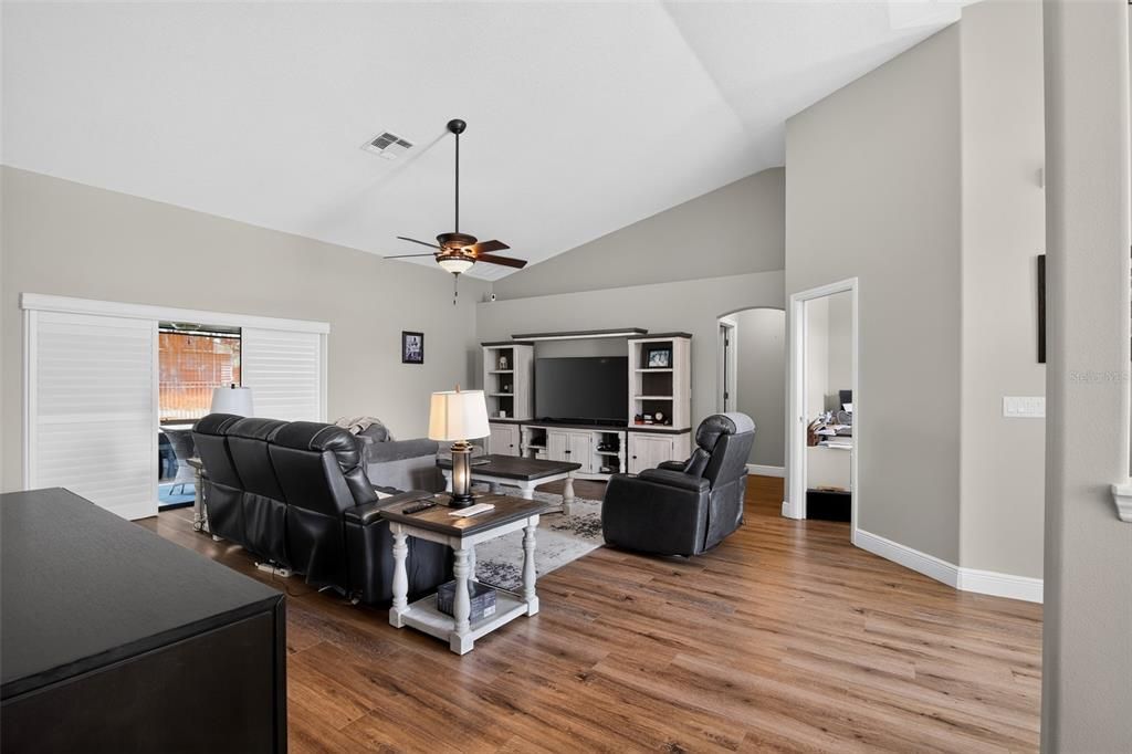 For Sale: $389,900 (3 beds, 2 baths, 2178 Square Feet)