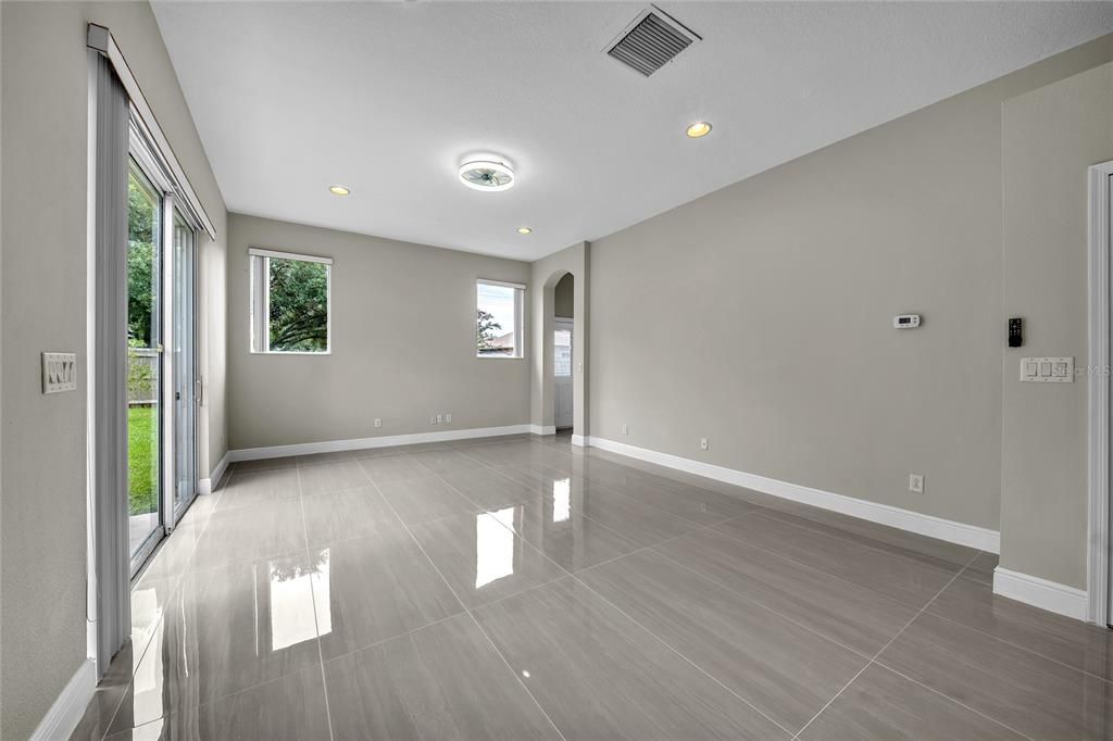 En Venta: $448,000 (4 camas, 3 baños, 2145 Pies cuadrados)