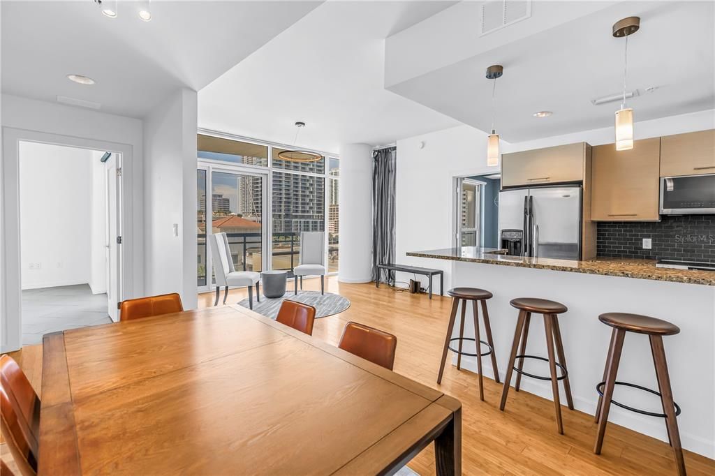 En Venta: $699,900 (2 camas, 2 baños, 1260 Pies cuadrados)