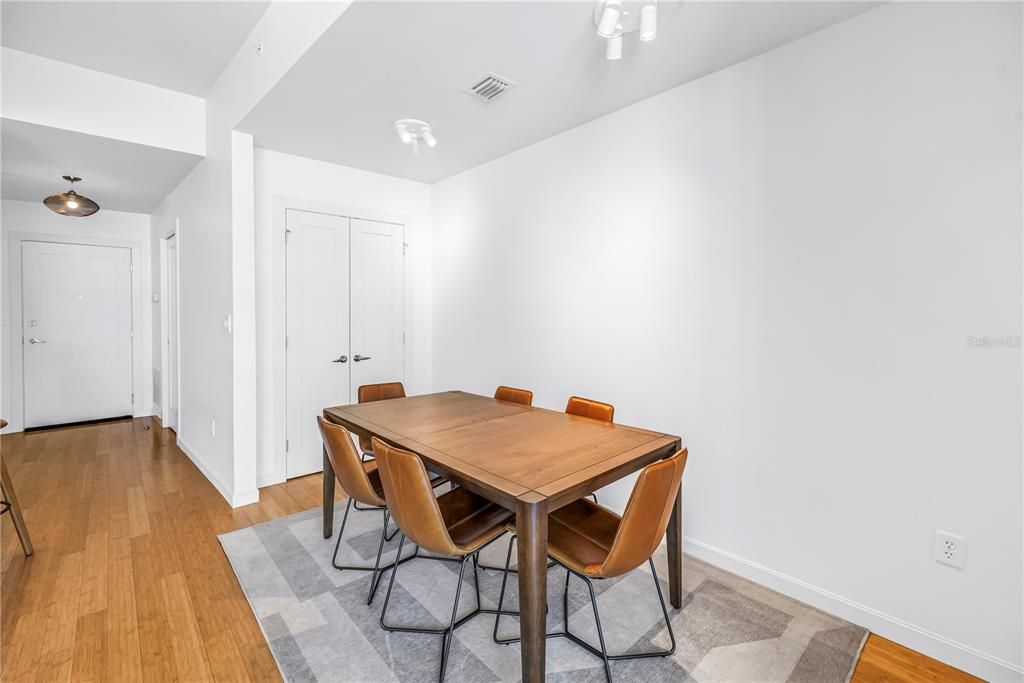 En Venta: $699,900 (2 camas, 2 baños, 1260 Pies cuadrados)