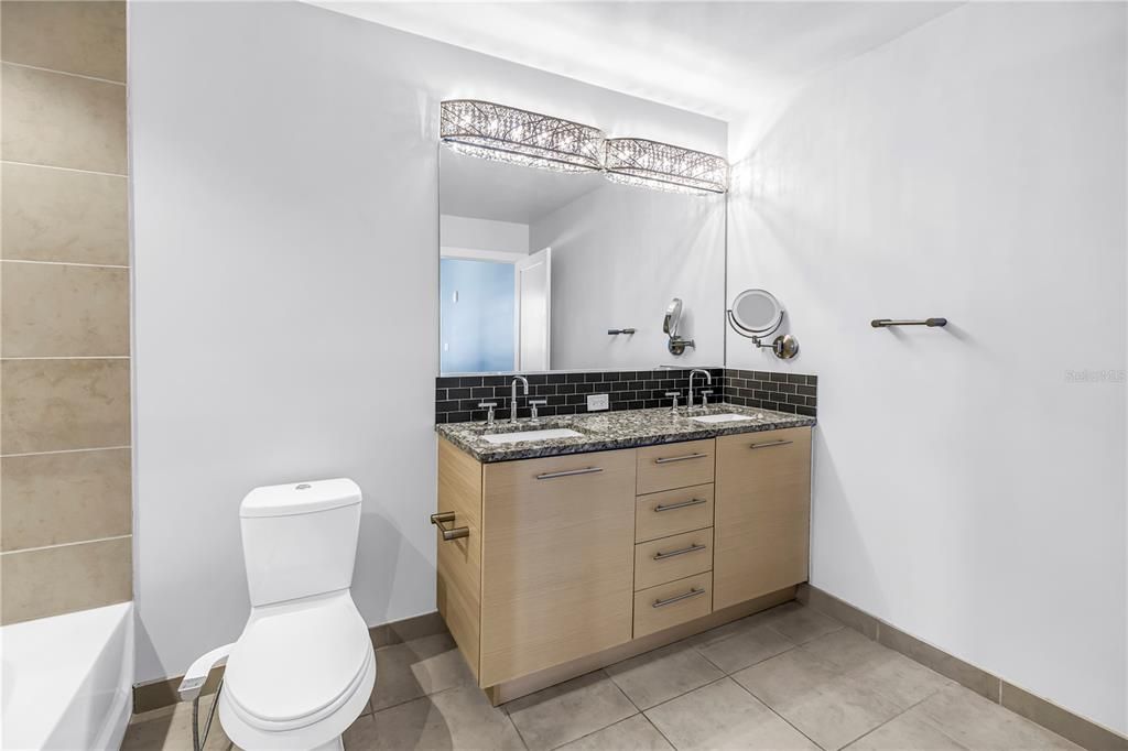 En Venta: $699,900 (2 camas, 2 baños, 1260 Pies cuadrados)