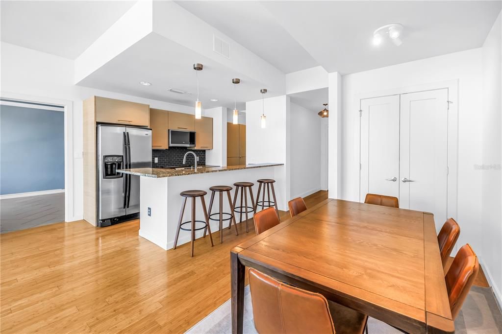 En Venta: $699,900 (2 camas, 2 baños, 1260 Pies cuadrados)
