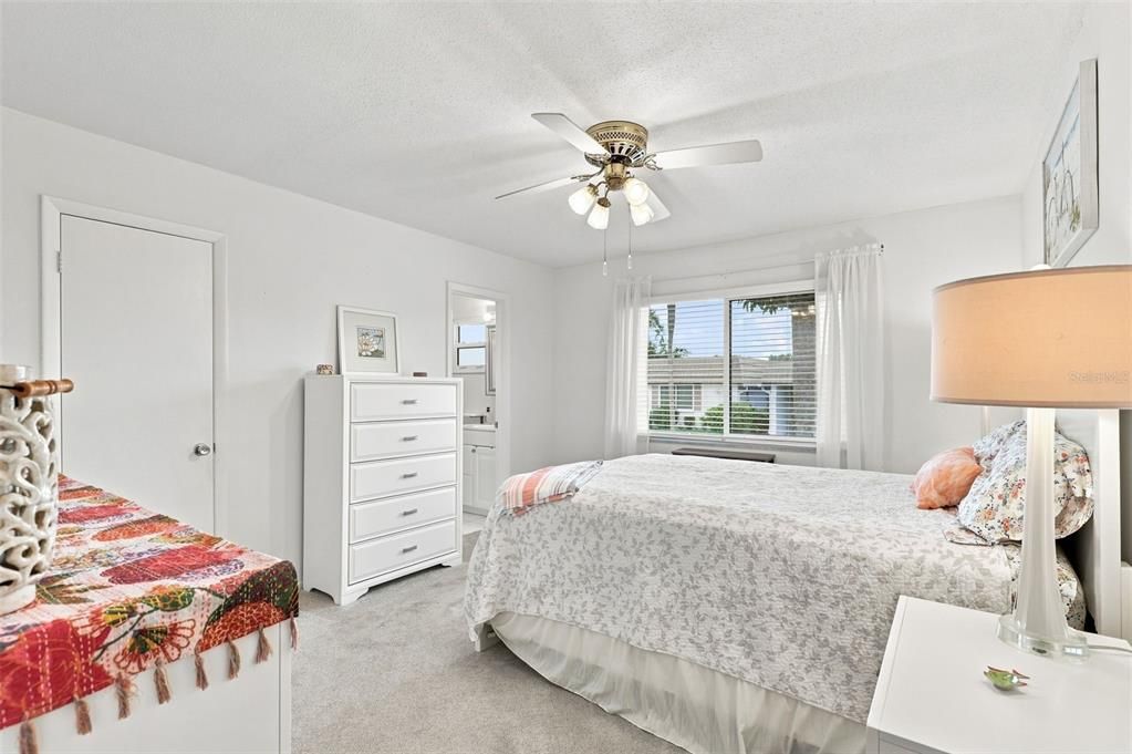 For Sale: $275,000 (2 beds, 2 baths, 1120 Square Feet)