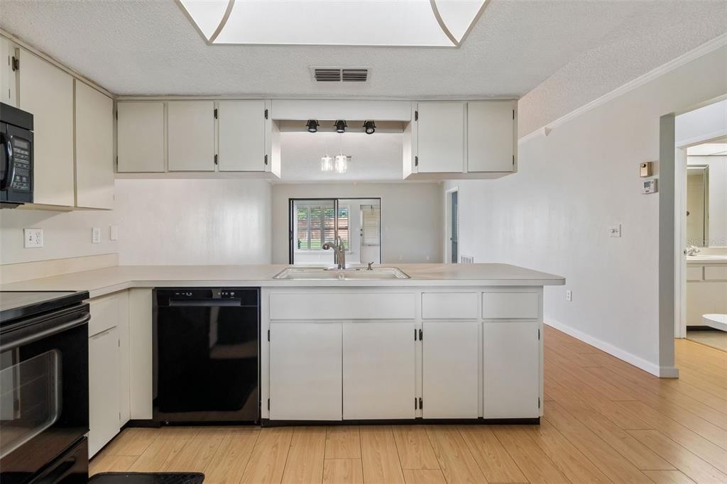 На продажу: $139,900 (2 спален, 2 ванн, 1029 Квадратных фут)