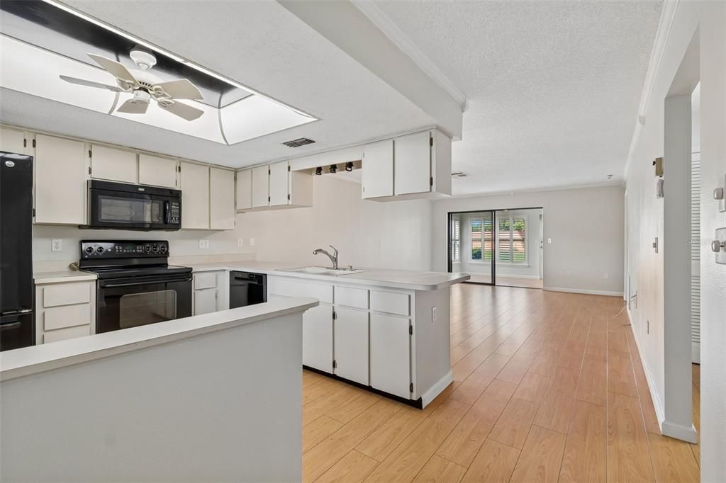 На продажу: $139,900 (2 спален, 2 ванн, 1029 Квадратных фут)