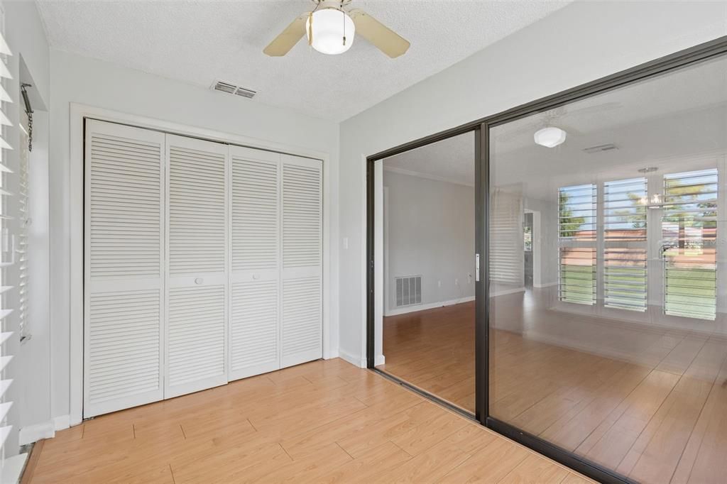 На продажу: $139,900 (2 спален, 2 ванн, 1029 Квадратных фут)