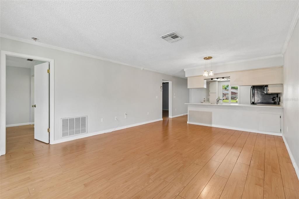 На продажу: $139,900 (2 спален, 2 ванн, 1029 Квадратных фут)