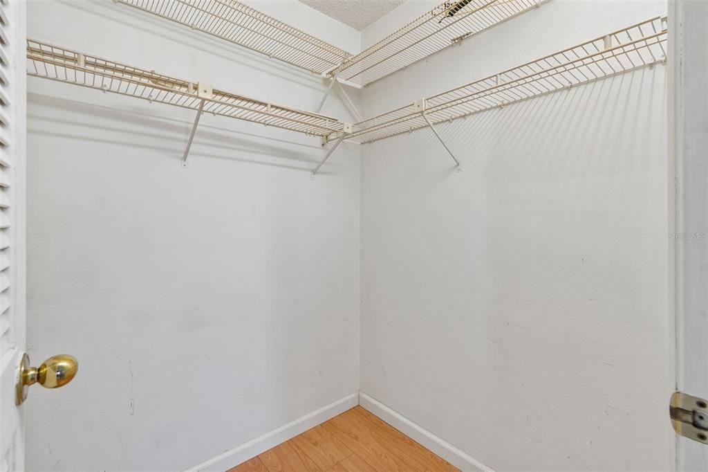 На продажу: $139,900 (2 спален, 2 ванн, 1029 Квадратных фут)