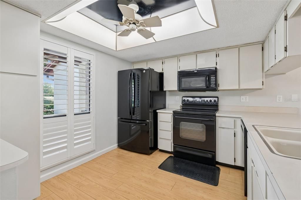 На продажу: $139,900 (2 спален, 2 ванн, 1029 Квадратных фут)