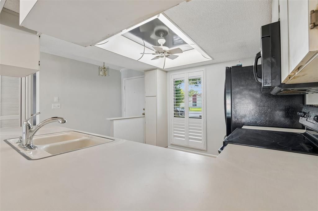На продажу: $139,900 (2 спален, 2 ванн, 1029 Квадратных фут)