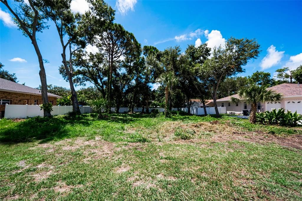 На продажу: $325,000 (0.24 acres)