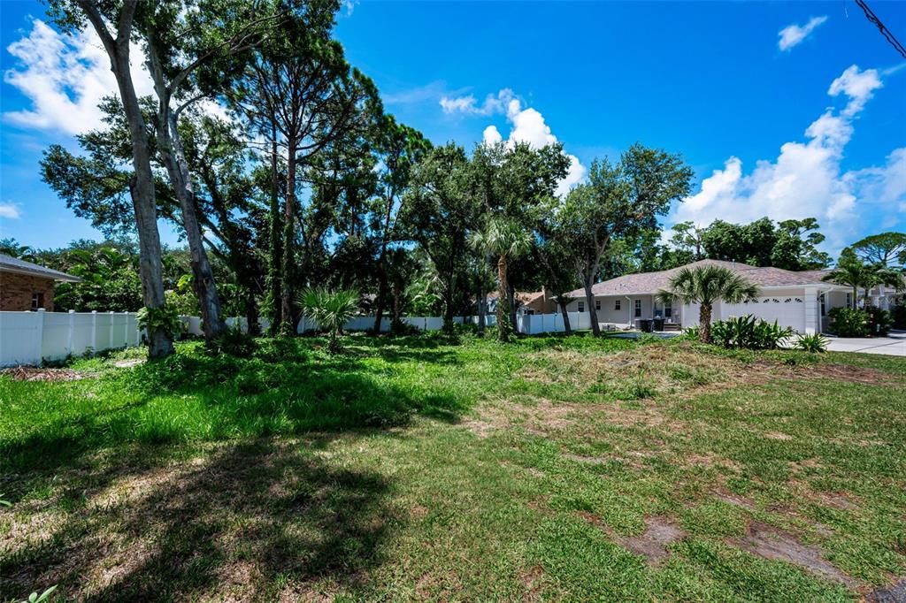 На продажу: $325,000 (0.24 acres)