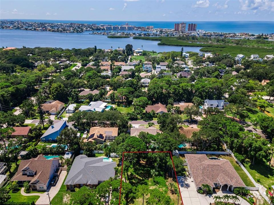 На продажу: $325,000 (0.24 acres)
