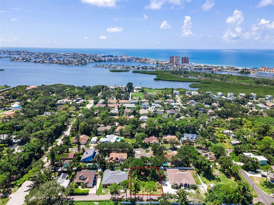 На продажу: $325,000 (0.24 acres)