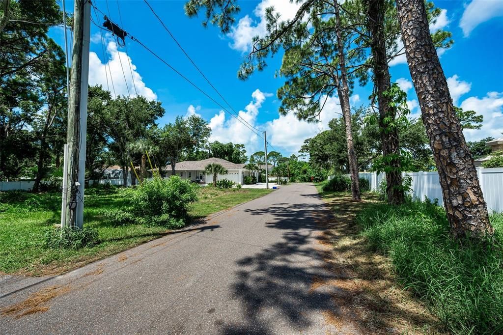 На продажу: $325,000 (0.24 acres)
