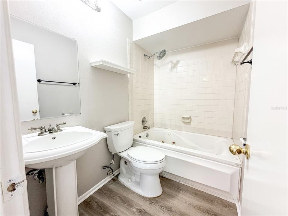 For Sale: $199,900 (2 beds, 2 baths, 1223 Square Feet)