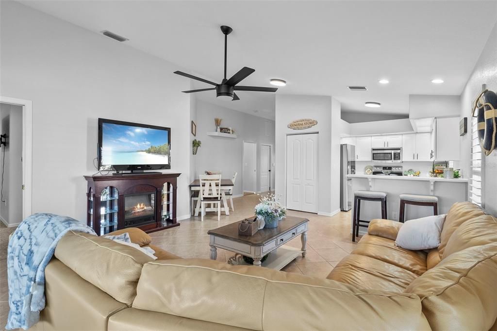 For Sale: $299,900 (3 beds, 2 baths, 1433 Square Feet)