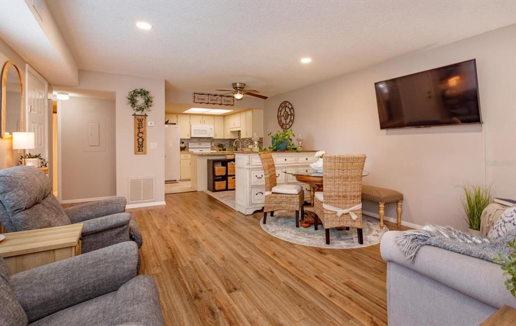 For Sale: $230,000 (2 beds, 2 baths, 918 Square Feet)