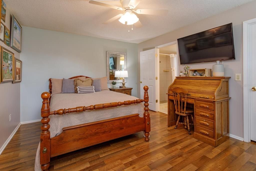 For Sale: $230,000 (2 beds, 2 baths, 918 Square Feet)