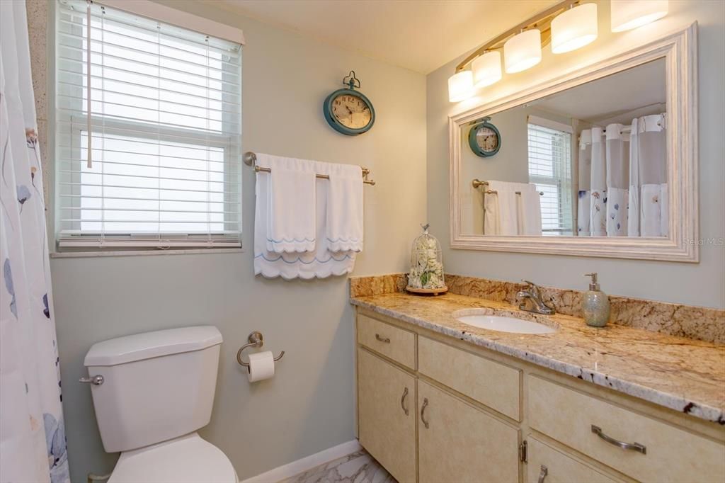 For Sale: $230,000 (2 beds, 2 baths, 918 Square Feet)