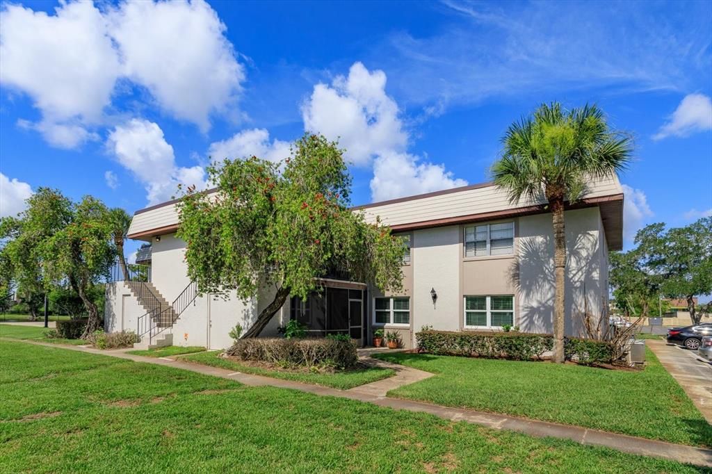 For Sale: $230,000 (2 beds, 2 baths, 918 Square Feet)