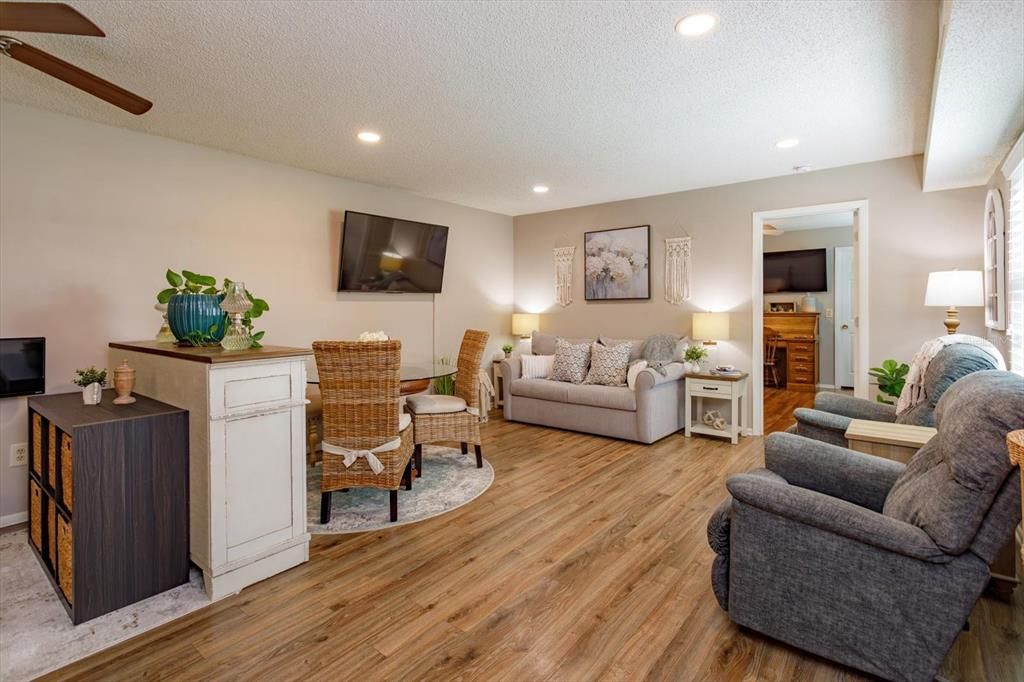 For Sale: $230,000 (2 beds, 2 baths, 918 Square Feet)