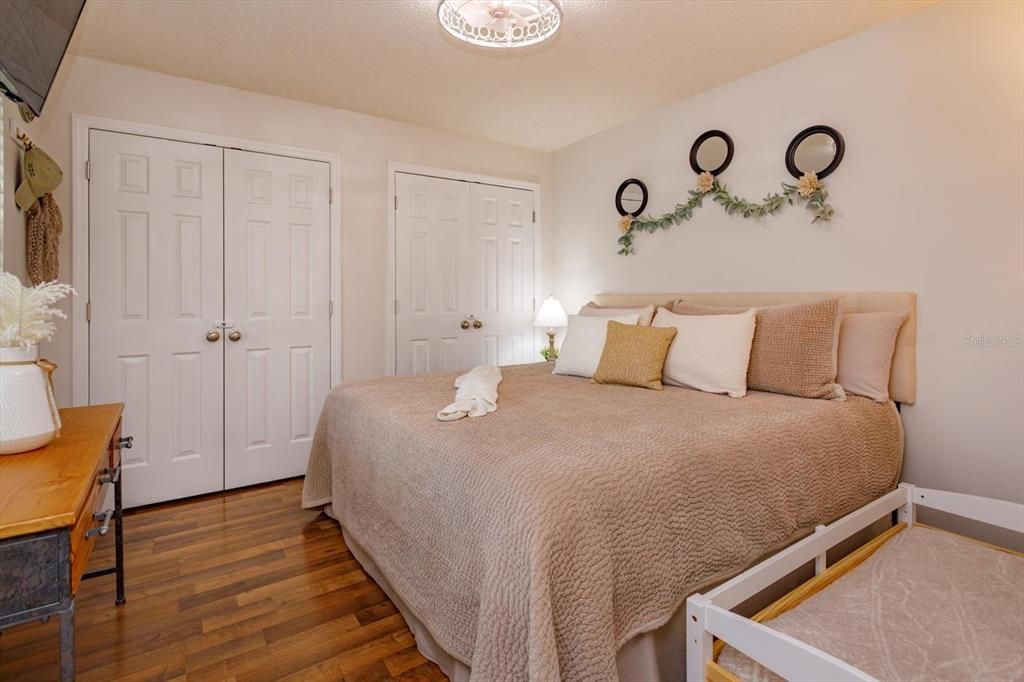For Sale: $230,000 (2 beds, 2 baths, 918 Square Feet)