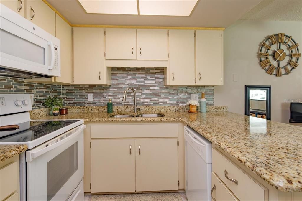 For Sale: $230,000 (2 beds, 2 baths, 918 Square Feet)