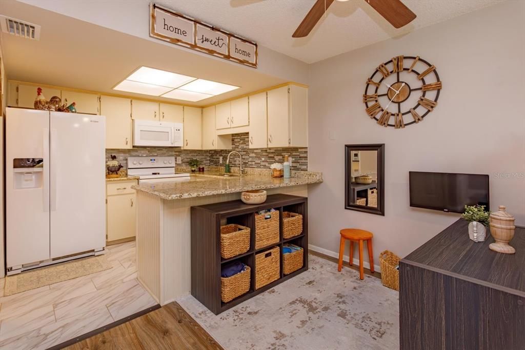 For Sale: $230,000 (2 beds, 2 baths, 918 Square Feet)