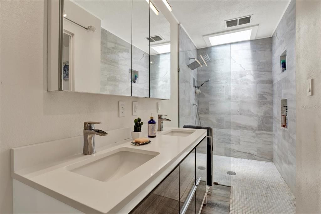 En Venta: $649,900 (3 camas, 2 baños, 2012 Pies cuadrados)