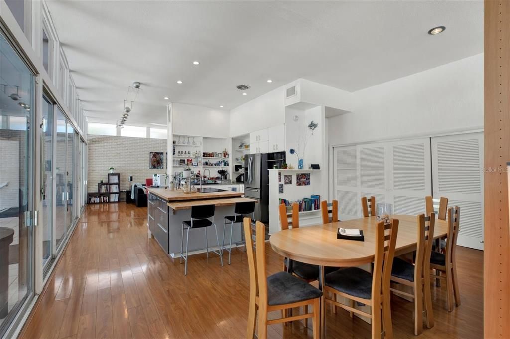 En Venta: $649,900 (3 camas, 2 baños, 2012 Pies cuadrados)
