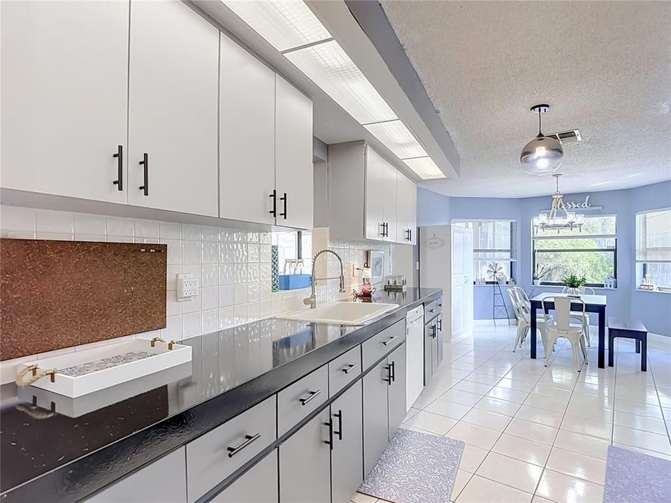 Activo con contrato: $370,000 (3 camas, 2 baños, 1933 Pies cuadrados)