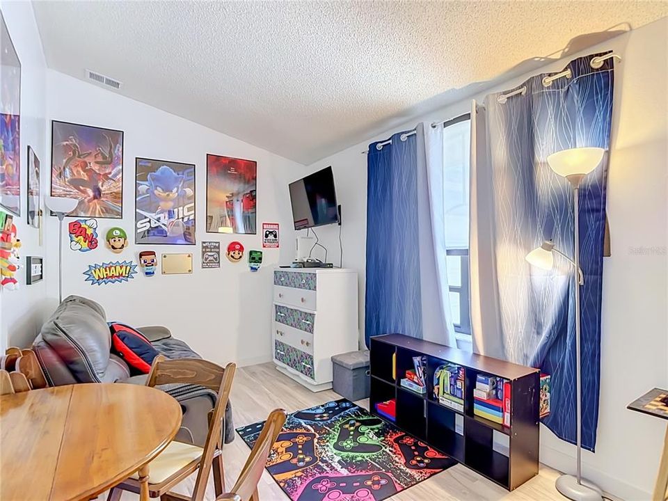 Activo con contrato: $370,000 (3 camas, 2 baños, 1933 Pies cuadrados)