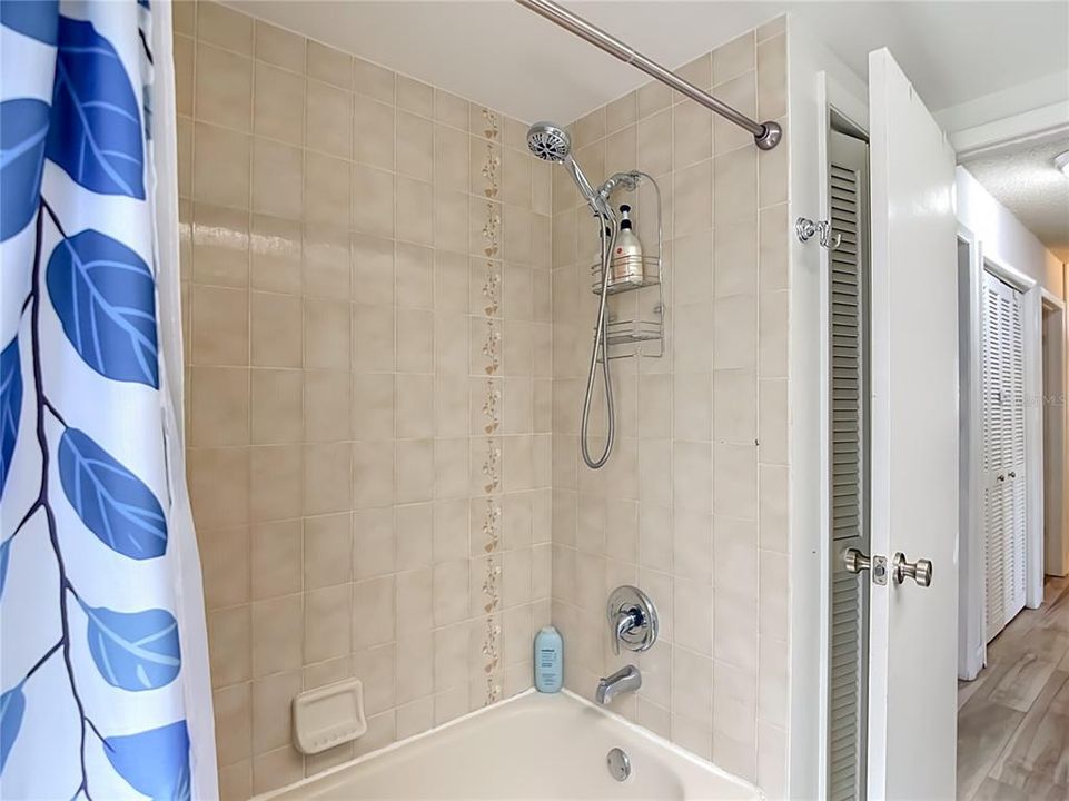 Activo con contrato: $370,000 (3 camas, 2 baños, 1933 Pies cuadrados)