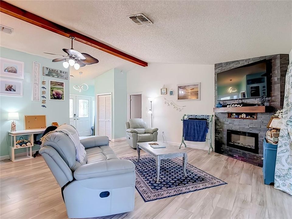 Activo con contrato: $370,000 (3 camas, 2 baños, 1933 Pies cuadrados)