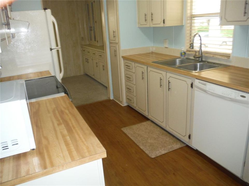 For Sale: $135,000 (2 beds, 2 baths, 1056 Square Feet)