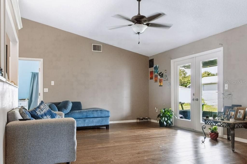 For Rent: $2,000 (3 beds, 2 baths, 1484 Square Feet)
