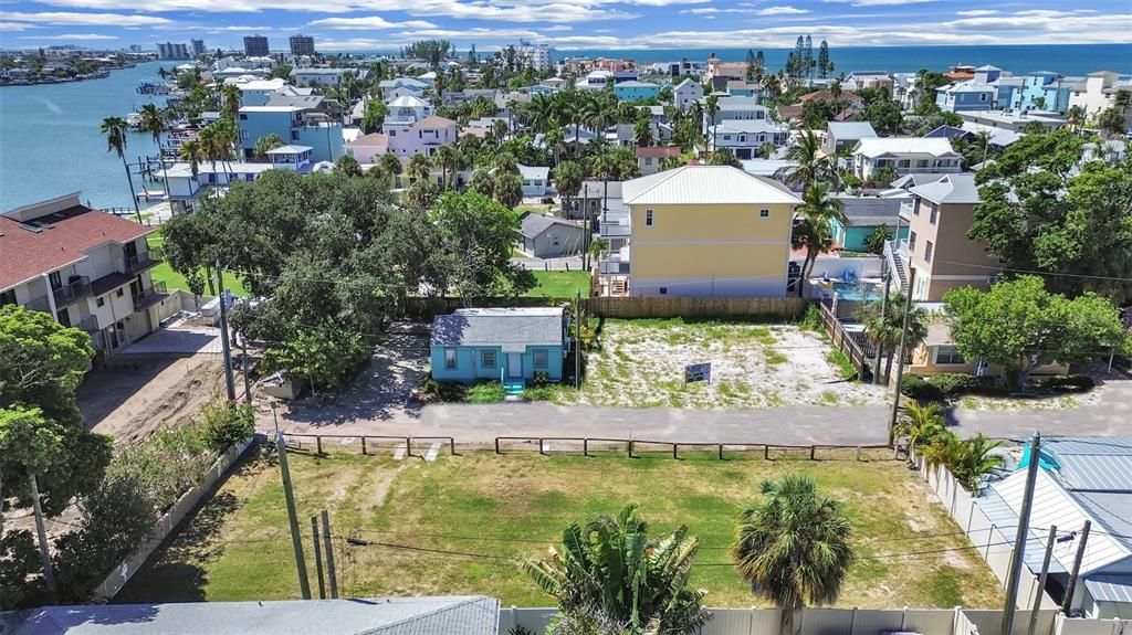 На продажу: $549,000 (0.15 acres)
