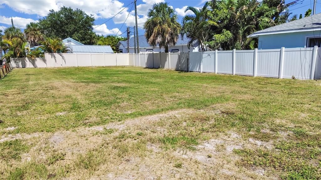 На продажу: $549,000 (0.15 acres)