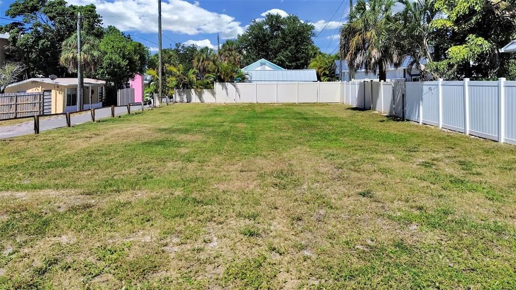 На продажу: $549,000 (0.15 acres)