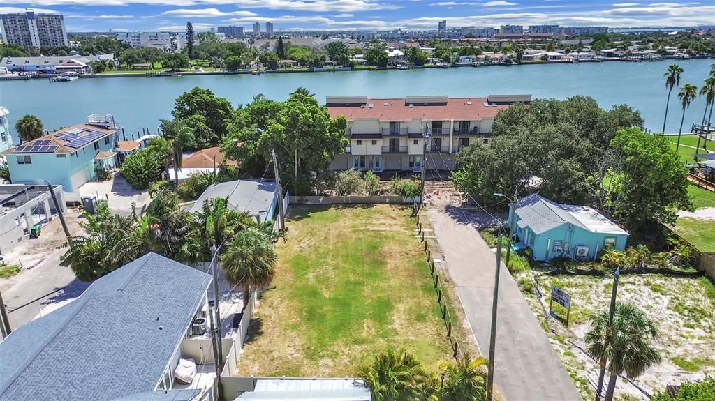 На продажу: $549,000 (0.15 acres)