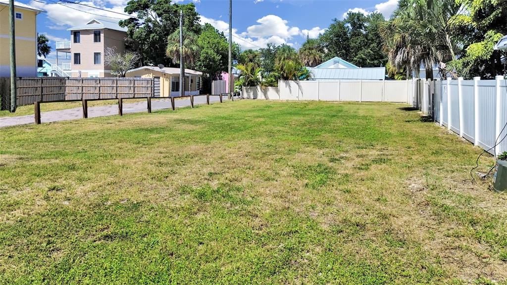 На продажу: $549,000 (0.15 acres)