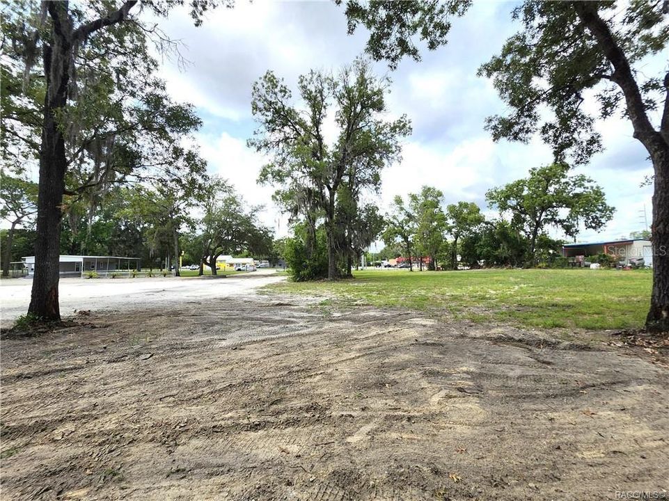 На продажу: $475,000 (1.83 acres)