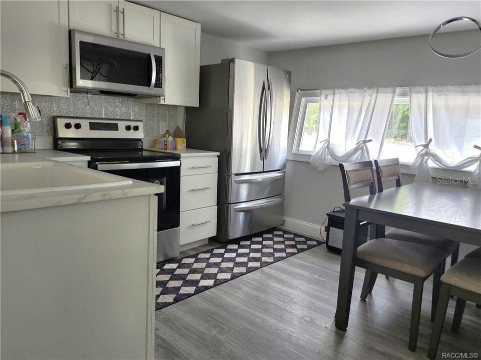 На продажу: $475,000 (1.83 acres)