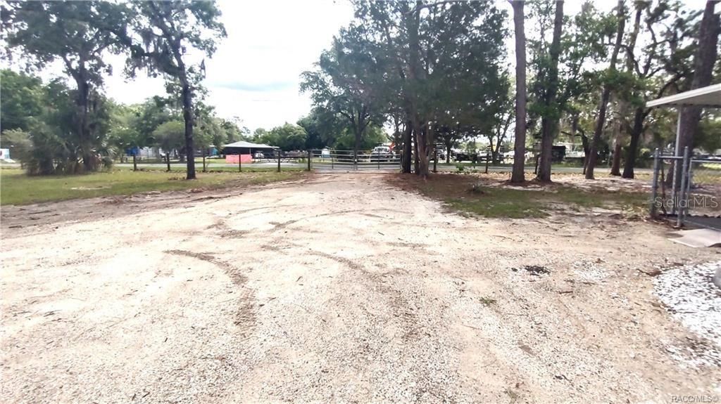 На продажу: $475,000 (1.83 acres)