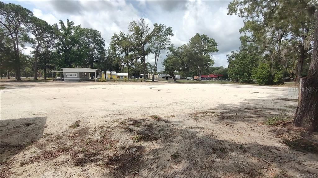 На продажу: $475,000 (1.83 acres)
