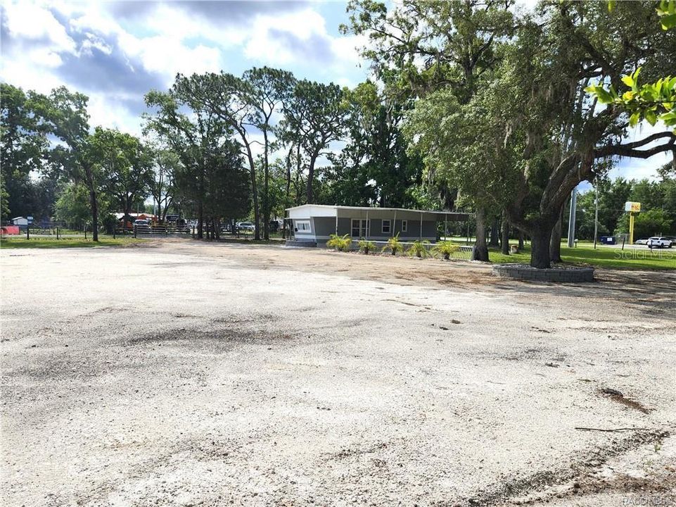 На продажу: $475,000 (1.83 acres)